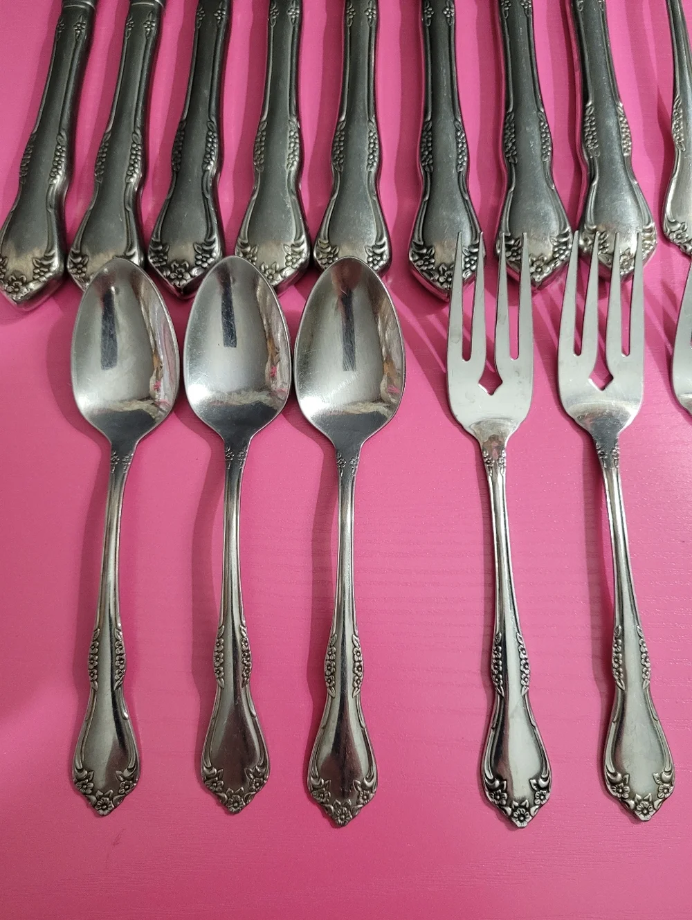 WM.A.Rogers Deluxe Stainless Oneida Ltd. Partial Silverware Set 20 Pieces (0664)